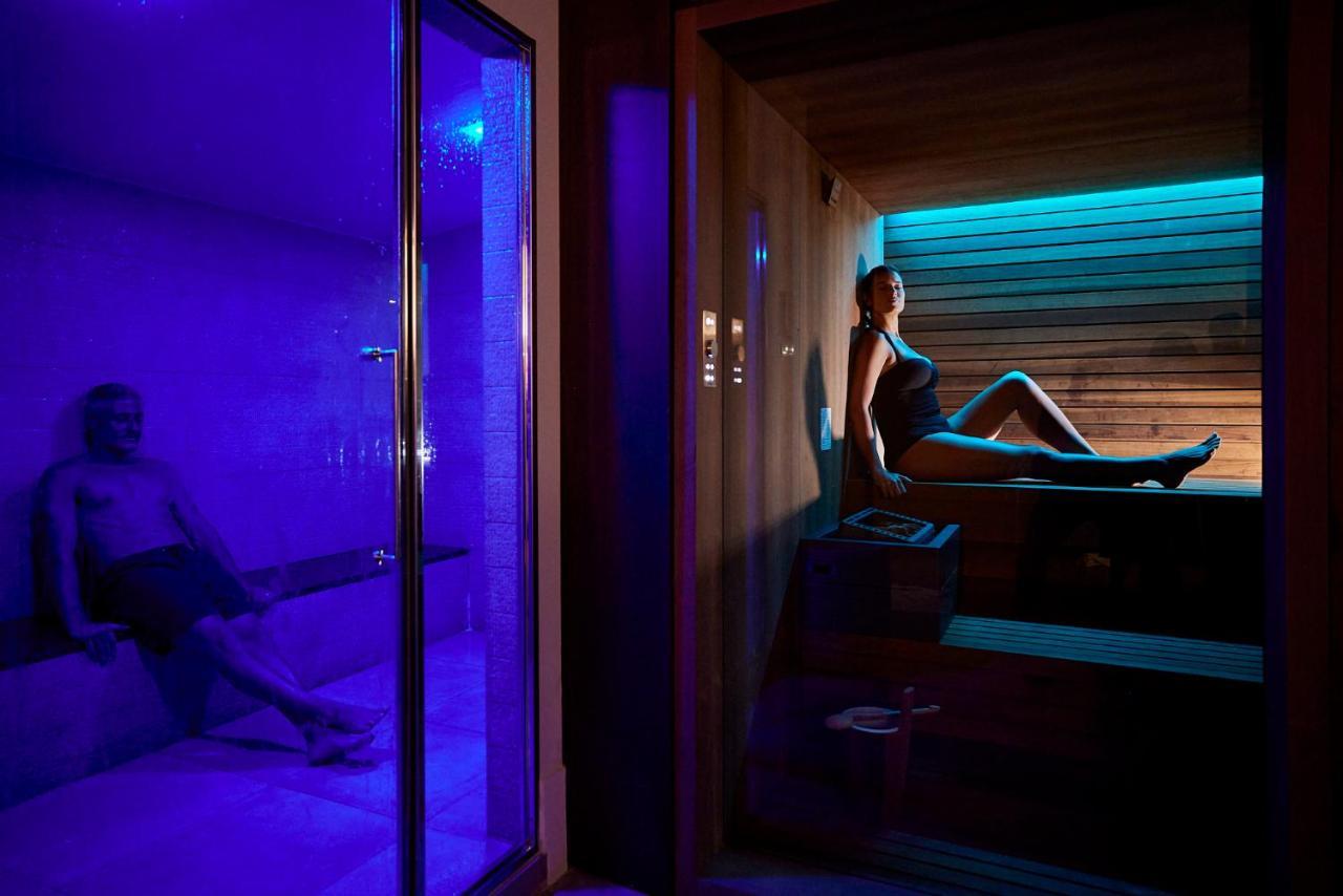 Hotel Palazzo Doglio Cagliari Exteriér fotografie A woman in a spa