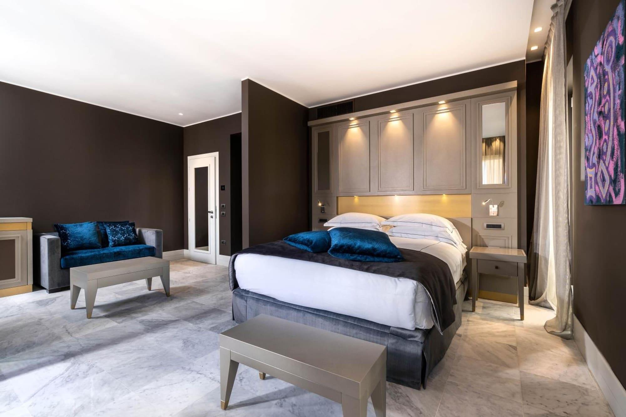 Hotel Palazzo Doglio Cagliari Exteriér fotografie A bedroom at the hotel