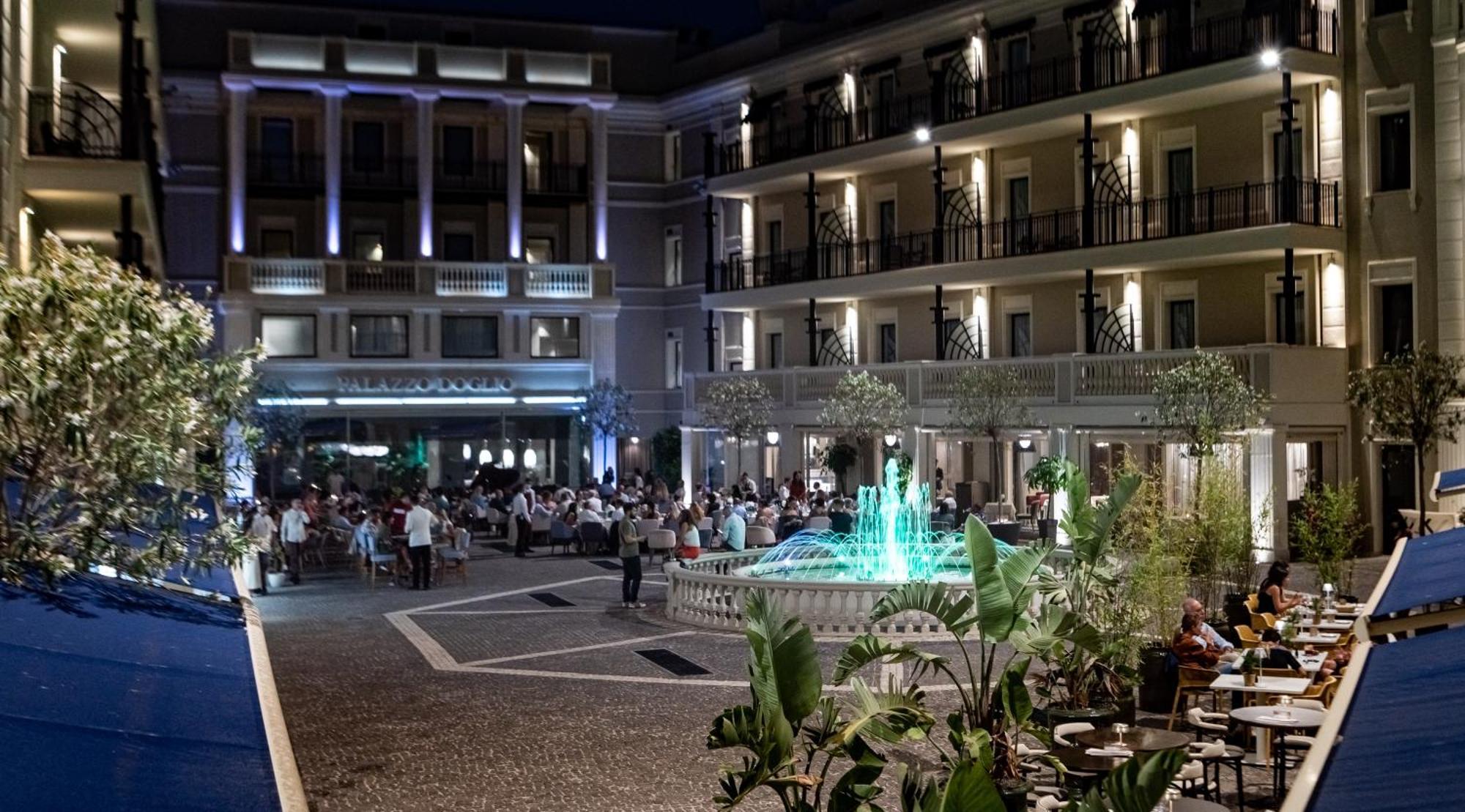 Hotel Palazzo Doglio Cagliari Exteriér fotografie The hotel's central courtyard